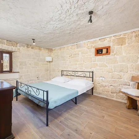 2 Bedroom Amazing In Holiday home Obrovac Sinjski