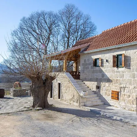 Casa de Férias 2 Bedroom Amazing In Obrovac Sinjski